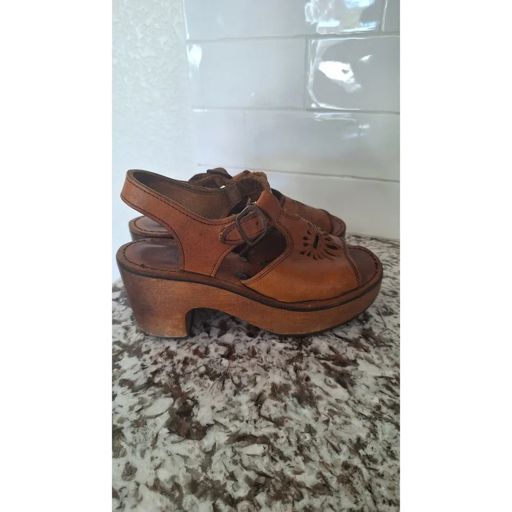 Vintage Bare Traps Tan Leather Wood Platform Sandals 70s T-Strap Sunburst Size 6